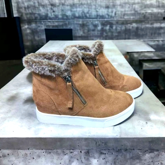 Taylor Faux Fur & Suede Bootie - Sz 6.5 - Picture 1 of 3